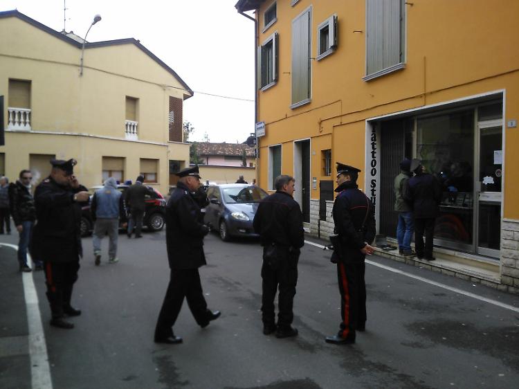 I carabinieri davanti al negozio di tatuaggi