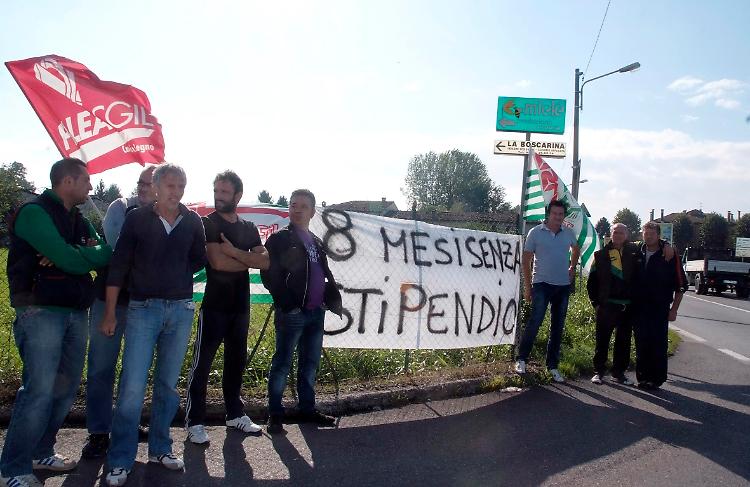 Lavoratori dell'Alberti in sit-in