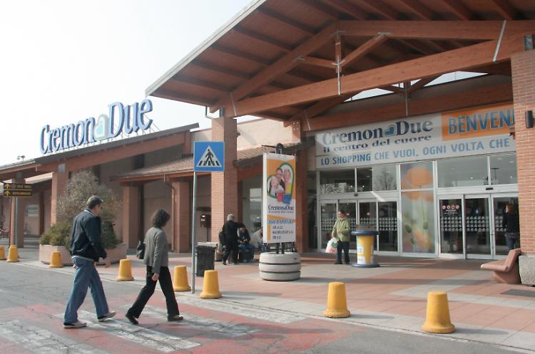 Ruba un portafogli in un centro commerciale, arrestata dai Cc