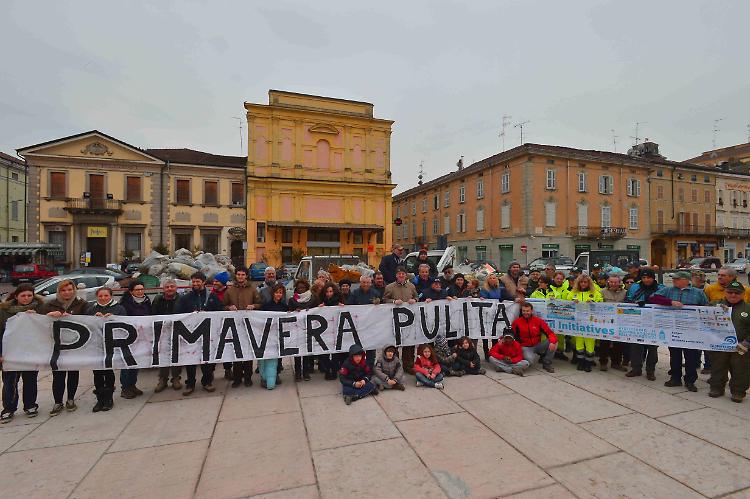 Primavera pulita, tra i rifiuti un vitello e due cani