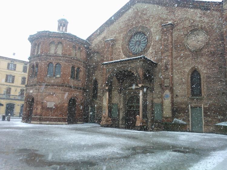 Nevicata inattesa, risveglio ammantato di bianco a Cremona