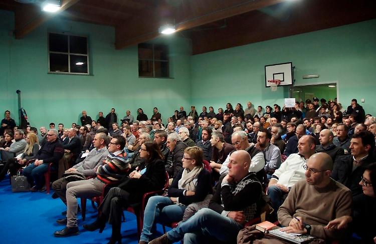 Il pubblico che ha affollato la palestra durante l'assemblea