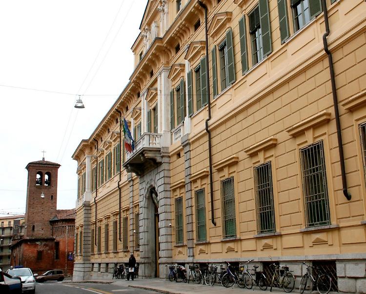 Derubò un'anziana col trucco delle monetine, condannato a 2 anni
