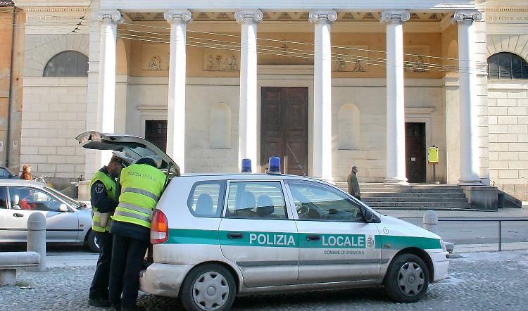 Passa col rosso e rompe il naso a un vigile, pensionato patteggia