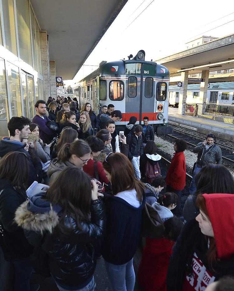 Pendolari esasperati occupano i binari