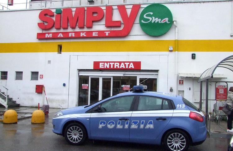 La polizia davanti all'ingresso del Simply Sma