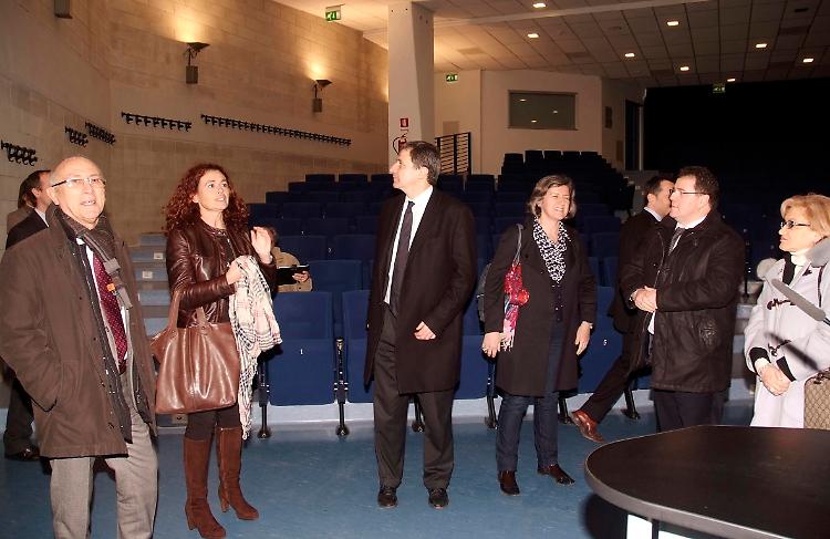 Il rettore della Statale di Milano Gianluca Vago (al centro) in visita alla sede di via Bramante