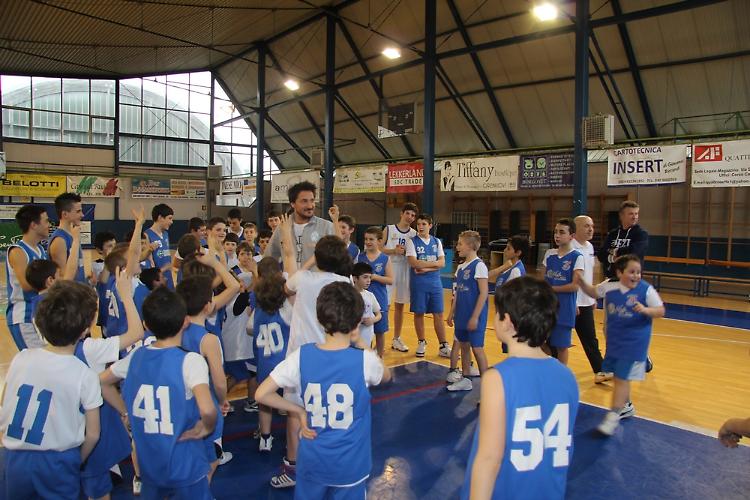 Pozzecco tra i piccoli cestisti della Fattorie Novella Sentieri