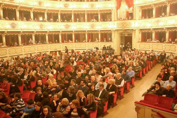 Sulla strada, il Ponchielli applaude De Gregori