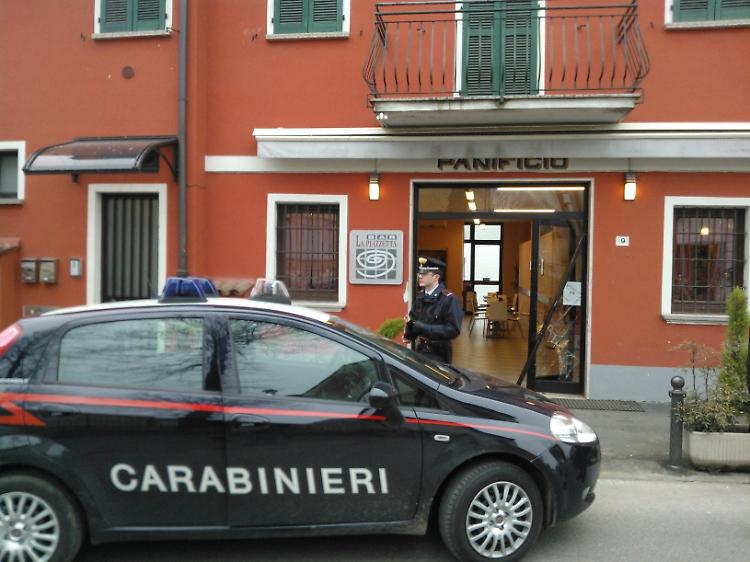 I carabinieri davanti al bar panificio La Piazzetta