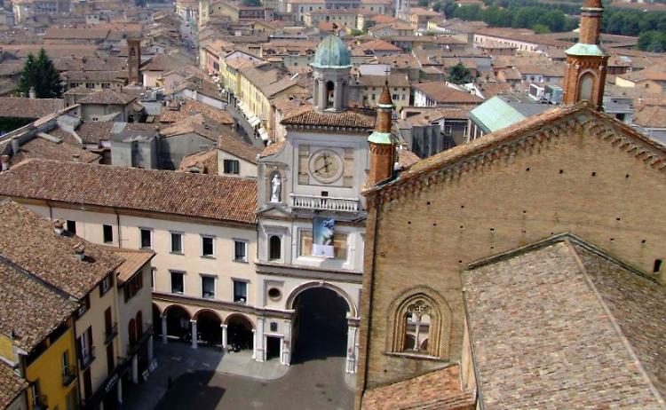 Boom di nuovi negozi, ma è crisi nera per bar e ristoranti