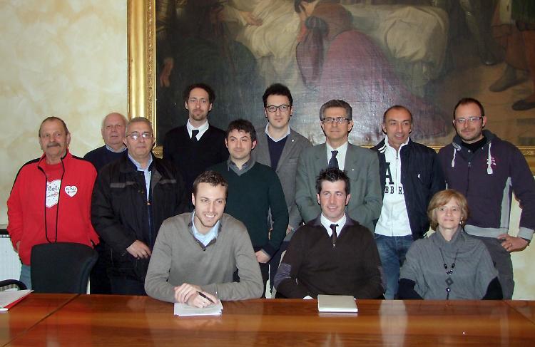 L'assessore Bergamaschi (il primo a sinistra tra i seduti) con alcuni degli sponsor