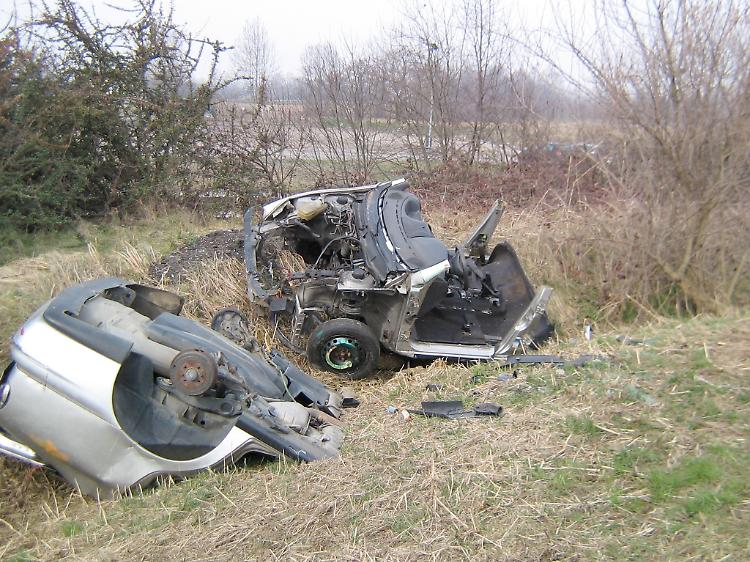 Auto segata in due in un fosso