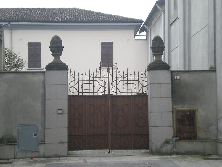 Il cancello d'ingresso della canonica a fianco della parrocchiale