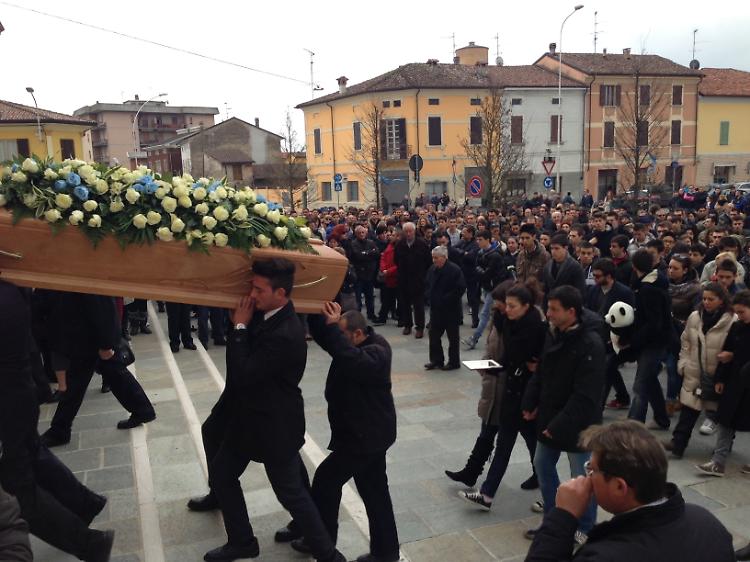 Tutta Gussola si ferma per l'addio a Martina