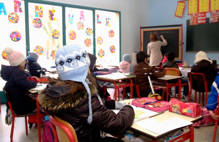 Alunni in classe alle elementari di Santa Maria
