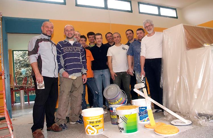 I genitori al lavoro per ritinteggiare le elementari di Santa Maria