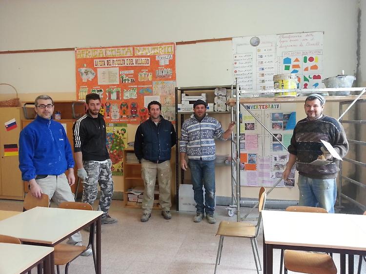 Pittura la scuola, artigiani e genitori all'opera