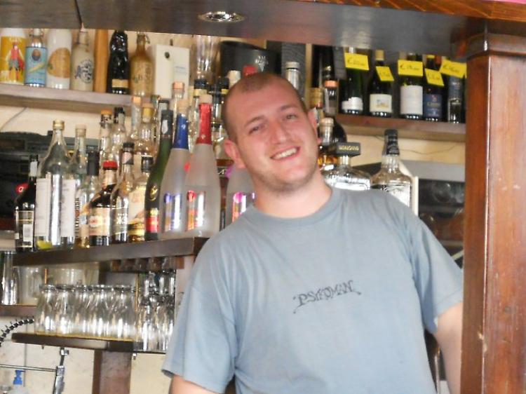 Fabrizio Robustelli al lavoro al bar Magic di piazza Cavour