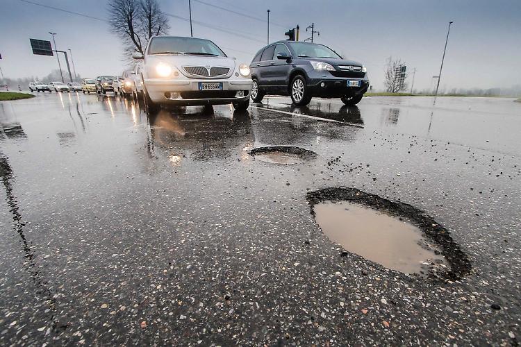 Nuove buche e danni alle auto