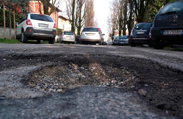Manutenzione strade e marciapiedi, i lavori non si fermano