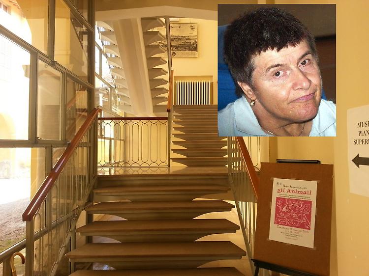 La poetessa disabile fuori dalla biblioteca