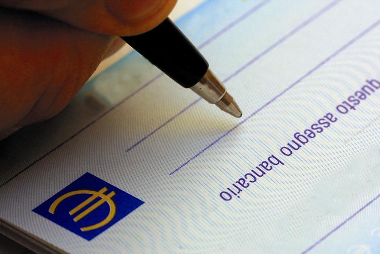 Assegni ‘rubati’ per fare shopping