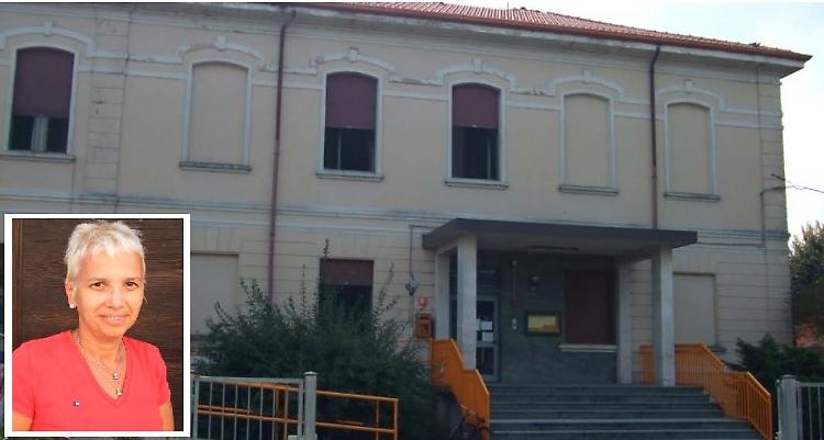 L’edificio delle scuole elementari e l’assessore Paola Dodaro