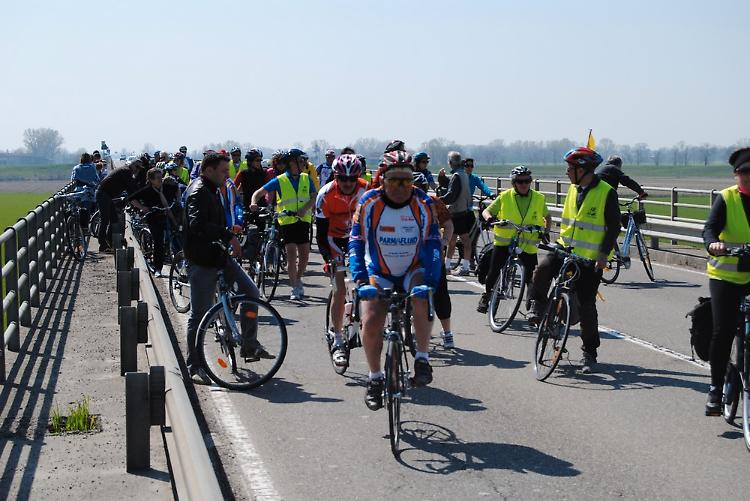 'Basta morti sul ponte'
Ciclisti in protesta