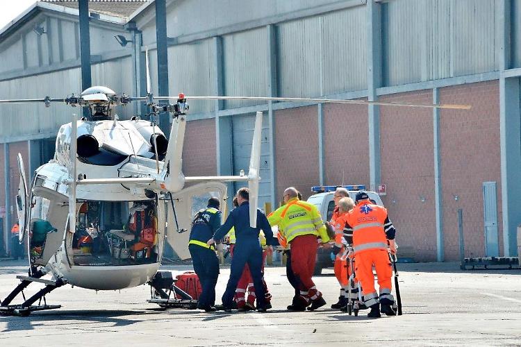 Cade dal camion e batte la testa