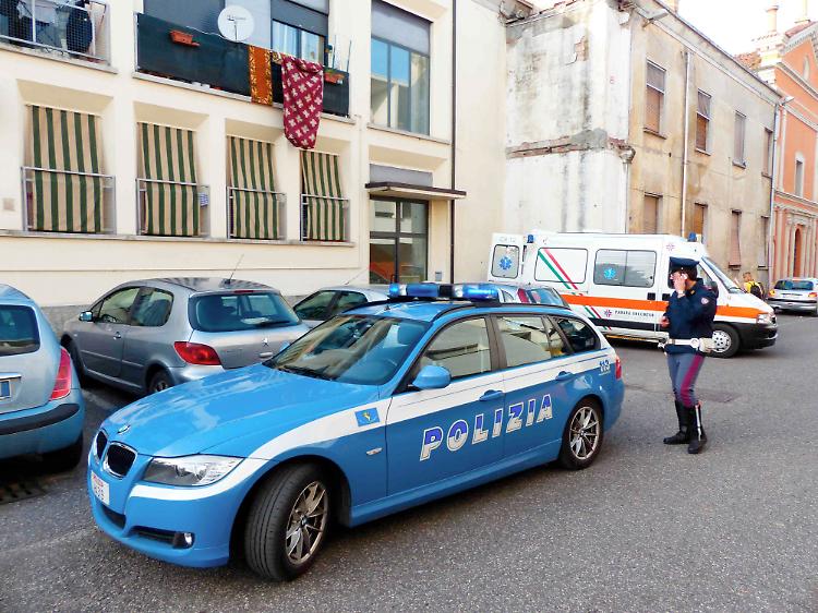 Tenta di buttarsi sotto le auto, salvata dalla polstrada