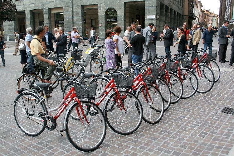 Dopo lo sfratto spuntano le bici del Comune rubate