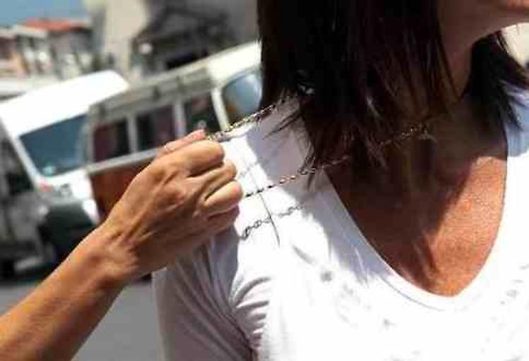 Abbraccio e furto della catenina, due donne denunciate
