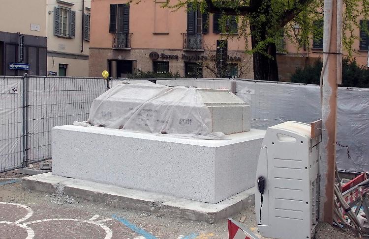 Il nuovo basamento su cui poggerà la statua