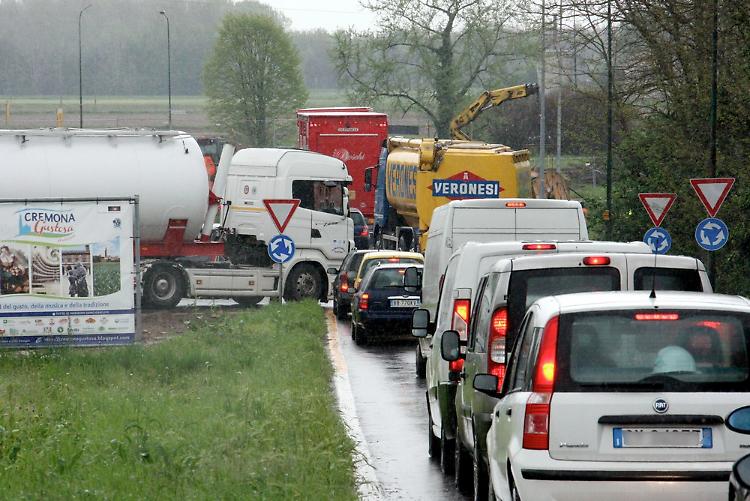 Lavori alla rotonda tra via Mantova via Zaist: code e disagi