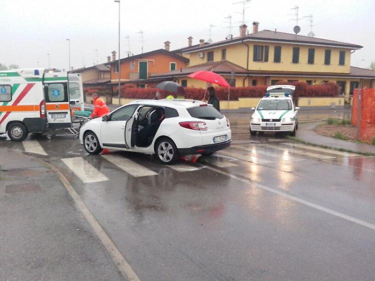 Schianto all'incrocio, coinvolta una donna incinta