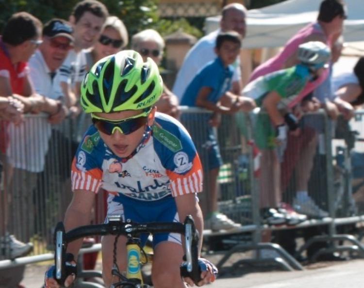 Petardi sui baby ciclisti
poi fa a pugni col vigile