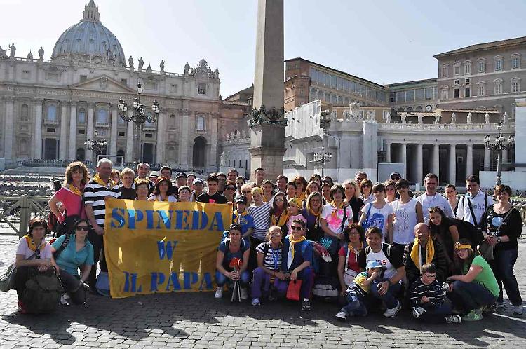 L'abbraccio di Papa Francesco al piccolo Davide