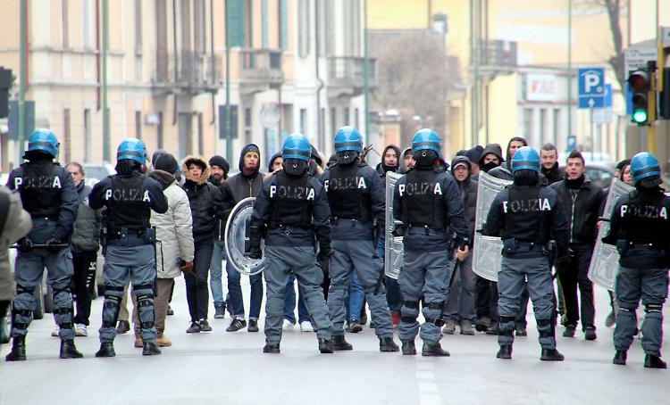Sabato 4 maggio inaugura la nuova sede di CasaPound, i centri sociali hanno annunciato proteste e si temono disordini. Cosa dovrebbe fare il sindaco?
