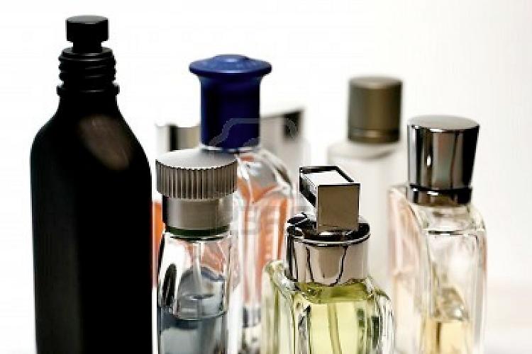 Ruba mille euro di profumie aggredisce la commessa, presa