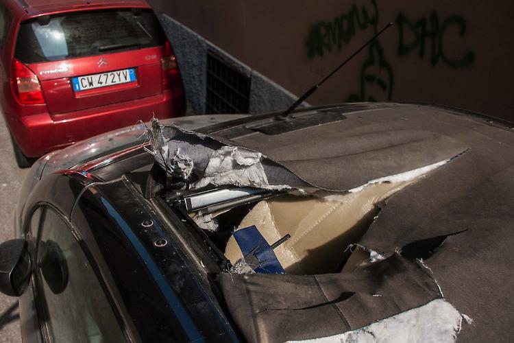 Raid vandalico in centro, squarciato il tetto di un'auto