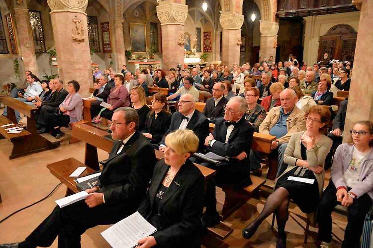 Tante voci, una lode: successo al Santuario per il concerto dei tre cori casalesi