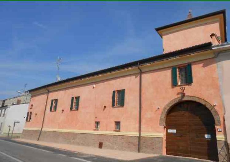 Appiccato il fuoco al portone dell'ostello 'Orizzonti verdi'