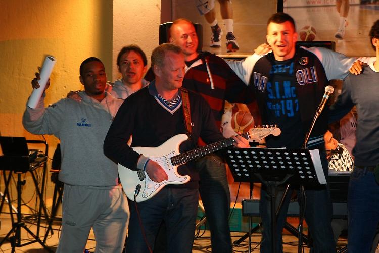 Vanoli, festa di fine stagione e Gresta diventa cantautore