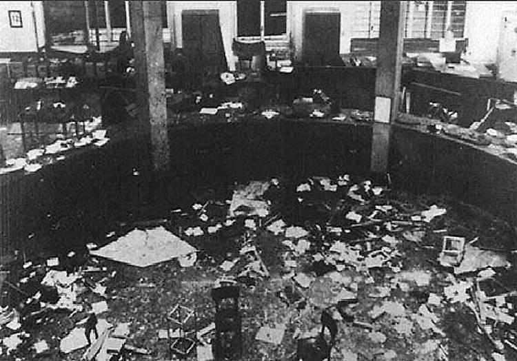 La storica foto che immortala la strage di piazza Fontana