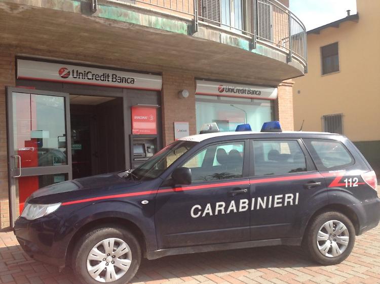 Rubano i soldi della banca, ma non quelli della cliente