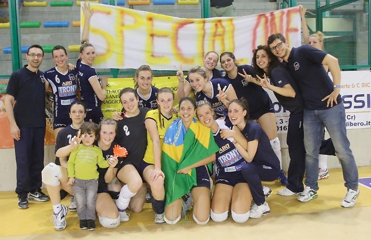 I festeggiamenti della Trony Offanengo dopo la vittoria