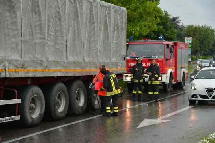 Pneumatico a fuoco, traffico in tilt alla rotonda Po