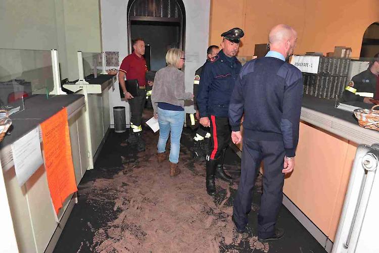 Incendio in municipio, intervento dei vigili del fuoco 
