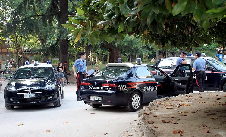 Rubano al bar e spendono soldi falsi, cinque minori denunciati
